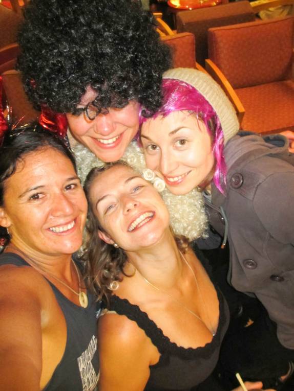 No sentido horário, a Kim (sul-africana), Rowan (escocesa), Sara (americana) e a Ana (brasileira) na nossa primeira festa a bordo do Sea Spirit, no trecho entre Buenos Aires e as Ilhas Malvinas